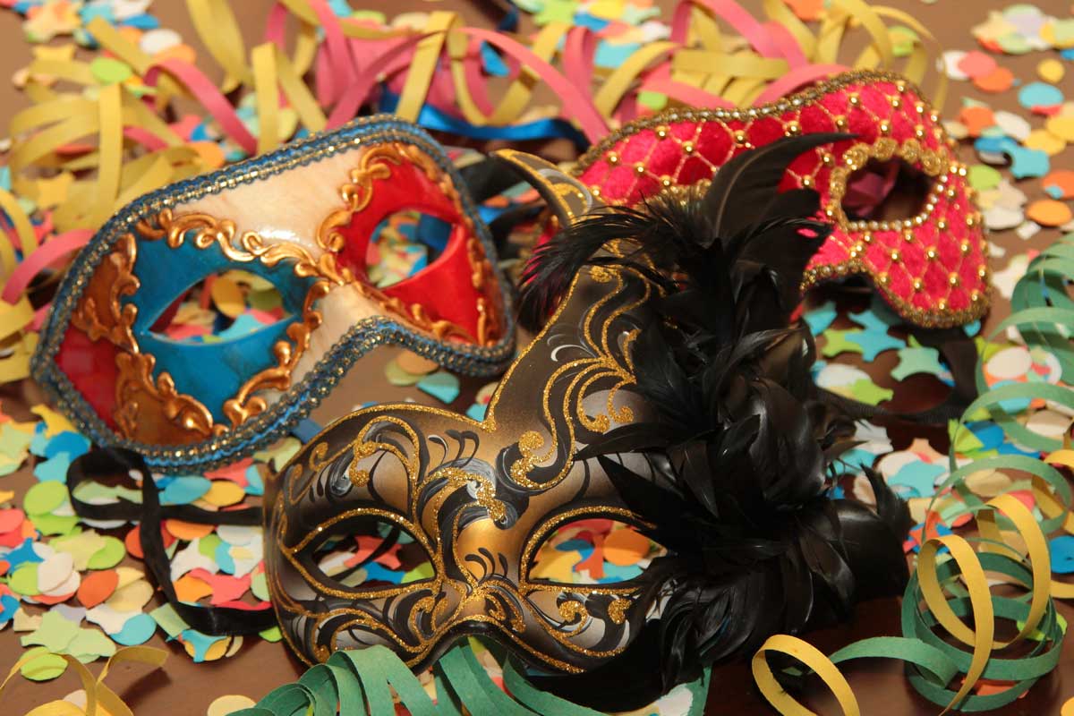 Maschere di Carnevale 2022: come realizzare costumi originali